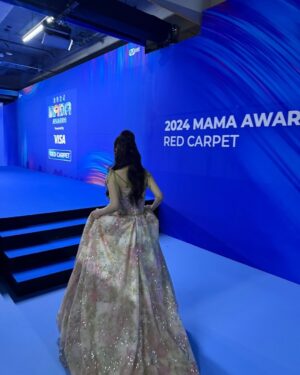 Lee Hye-seong Instagram - 행복했던 MAMA
예쁜 드레스 감사합니다 🎀 
@luxe.elisabeth 

#2024mama