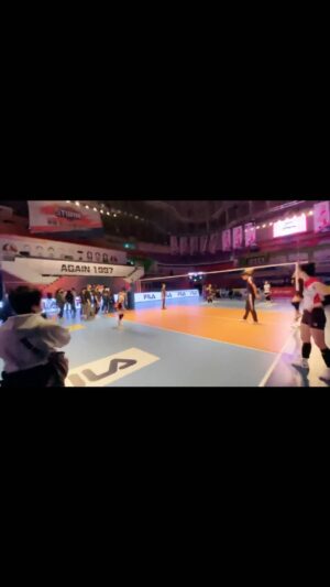 Lee Min-ji Instagram - 영화 #1승 #비하인드 예고편에도 나온 뒤통수타격...?! 촬영 쉬는시간에도 배구배구해 🏐