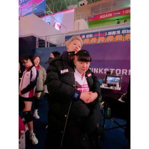 Lee Min-ji Instagram - #1승 🏐 작으면 좋은점.. 폭 안길수있다 #하니 #보라 #유키
