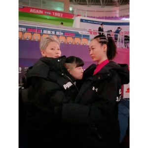 Lee Min-ji Instagram - #1승 🏐 작으면 좋은점.. 폭 안길수있다 #하니 #보라 #유키