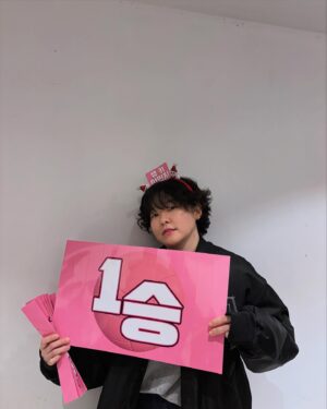 Lee Min-ji Instagram - 영화 #1승 🏐🔥 12월 4일 개봉입니다!
시사회와 개봉전 관객분들과 만나는자리가 있었는데요.
독립영화외에 처음으로 
무대인사 단상에 올라 인사를 드리는 
새로운 경험을 하고 관객분들의 얼굴을 보며 
좋은 에너지를 받고있습니다! 🥹 
-
경기장면을 위해 많은 배구인분들의 도움과 직접적인 참여,
배우들이 열심히 훈련하고,연습하고,촬영했던 
지난 겨울이 생각나네요 날은 추웠지만 후끈했습니다🔥
-
이미 스포가 스포가 아니게되었지만
굉장한,우러러보는,
말로 표현안되는 그저갓,신,GOAT님의 공도 받아보고, 
이영화가 아니라면 이런 경험을 못했겠죠😭
-
개봉을 앞두고 처음 모여 훈련하던 날부터
다같이 합숙하며 훈련하고 촬영하며 지냈던날들의 
사진,영상들을 보며
반응좋으면 조금씩 풀어도될까 눈치게임중입니다.😜😗
-
그만큼 많은 추억이 담긴 영화입니다. 
12월4일 개봉이고 많은 관심 부탁드리겠습니다.
#1승 #12월4일 🏐