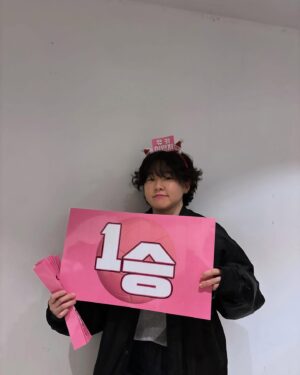 Lee Min-ji Instagram - 영화 #1승 🏐🔥 12월 4일 개봉입니다!
시사회와 개봉전 관객분들과 만나는자리가 있었는데요.
독립영화외에 처음으로 
무대인사 단상에 올라 인사를 드리는 
새로운 경험을 하고 관객분들의 얼굴을 보며 
좋은 에너지를 받고있습니다! 🥹 
-
경기장면을 위해 많은 배구인분들의 도움과 직접적인 참여,
배우들이 열심히 훈련하고,연습하고,촬영했던 
지난 겨울이 생각나네요 날은 추웠지만 후끈했습니다🔥
-
이미 스포가 스포가 아니게되었지만
굉장한,우러러보는,
말로 표현안되는 그저갓,신,GOAT님의 공도 받아보고, 
이영화가 아니라면 이런 경험을 못했겠죠😭
-
개봉을 앞두고 처음 모여 훈련하던 날부터
다같이 합숙하며 훈련하고 촬영하며 지냈던날들의 
사진,영상들을 보며
반응좋으면 조금씩 풀어도될까 눈치게임중입니다.😜😗
-
그만큼 많은 추억이 담긴 영화입니다. 
12월4일 개봉이고 많은 관심 부탁드리겠습니다.
#1승 #12월4일 🏐