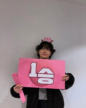 Lee Min-ji Instagram - 영화 #1승 🏐🔥 12월 4일 개봉입니다!
시사회와 개봉전 관객분들과 만나는자리가 있었는데요.
독립영화외에 처음으로 
무대인사 단상에 올라 인사를 드리는 
새로운 경험을 하고 관객분들의 얼굴을 보며 
좋은 에너지를 받고있습니다! 🥹 
-
경기장면을 위해 많은 배구인분들의 도움과 직접적인 참여,
배우들이 열심히 훈련하고,연습하고,촬영했던 
지난 겨울이 생각나네요 날은 추웠지만 후끈했습니다🔥
-
이미 스포가 스포가 아니게되었지만
굉장한,우러러보는,
말로 표현안되는 그저갓,신,GOAT님의 공도 받아보고, 
이영화가 아니라면 이런 경험을 못했겠죠😭
-
개봉을 앞두고 처음 모여 훈련하던 날부터
다같이 합숙하며 훈련하고 촬영하며 지냈던날들의 
사진,영상들을 보며
반응좋으면 조금씩 풀어도될까 눈치게임중입니다.😜😗
-
그만큼 많은 추억이 담긴 영화입니다. 
12월4일 개봉이고 많은 관심 부탁드리겠습니다.
#1승 #12월4일 🏐