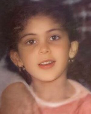 Leila Bolukat Instagram - پدر، کوهی که همیشه کنارمان ایستاده؛ حتی وقتی خسته بود، حتی وقتی درد داشت. تو مبارزی هستی که در برابر سختی‌ها خم نشدی و عشق را با تمام وجود به ما هدیه دادی.

هر لحظه‌ای که برایمان جنگیدی، هر لبخندی که پشتش درد را پنهان کردی، به ما درس زندگی، استقامت و عشق دادی. امروز، در این روزی که به نام توست، می‌خواهم بگویم که قدردان تمام تلاش‌ها، زحمات و قلب بزرگی هستم که همیشه برای ما می‌تپد.

روزت مبارک، قهرمان زندگی‌ام! ❤️

#روز_پدر_بر_تمام_پدران_سرزمینم_مبارک_باد