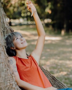 Leila Tong Instagram - Find your roots in the whispers of the wind and the embrace of the earth. 🌿 Take off your shoes, feel the grass, breathe the air! Ground yourself in the beauty of nature’s rhythm. 🌱✨ #StayGrounded #NatureHealing #SoulConnection

📷： @yaophoto_ins 
💇🏼： @jimmylimhair