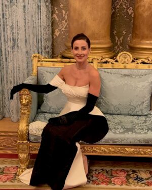 Lela Meburishvili Instagram - We had a truly unforgettable evening at Buckingham Palace, filled with delightful surprises. Our hosts transformed the formal setting into something so beautiful, it left a lasting impression on me. We had the honor of meeting both the King and Prince William.  ფანტასტიკური, დაუვიწყარი საღამო ბუკინგემის სასახლეში აღმოჩნდა მოულოდნელობებით სავსე .ეს ფორმალური გარემო იმდენად გაამსუბიქეს და გაალამაზეს მასპინძლებმა რომ ახლაც შთაბეჭდილების ქვეშ ვარ.  გვქონდა პატივი შევხვედროდით და გაგვესაუბრა მეფესთან  და ასევე პრინც ვილიამთან.