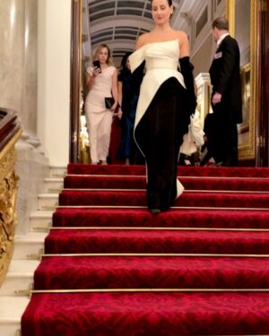 Lela Meburishvili Instagram - We had a truly unforgettable evening at Buckingham Palace, filled with delightful surprises. Our hosts transformed the formal setting into something so beautiful, it left a lasting impression on me. We had the honor of meeting both the King and Prince William.  ფანტასტიკური, დაუვიწყარი საღამო ბუკინგემის სასახლეში აღმოჩნდა მოულოდნელობებით სავსე .ეს ფორმალური გარემო იმდენად გაამსუბიქეს და გაალამაზეს მასპინძლებმა რომ ახლაც შთაბეჭდილების ქვეშ ვარ.  გვქონდა პატივი შევხვედროდით და გაგვესაუბრა მეფესთან  და ასევე პრინც ვილიამთან.