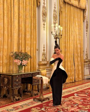 Lela Meburishvili Instagram - We had a truly unforgettable evening at Buckingham Palace, filled with delightful surprises. Our hosts transformed the formal setting into something so beautiful, it left a lasting impression on me. We had the honor of meeting both the King and Prince William.  ფანტასტიკური, დაუვიწყარი საღამო ბუკინგემის სასახლეში აღმოჩნდა მოულოდნელობებით სავსე .ეს ფორმალური გარემო იმდენად გაამსუბიქეს და გაალამაზეს მასპინძლებმა რომ ახლაც შთაბეჭდილების ქვეშ ვარ.  გვქონდა პატივი შევხვედროდით და გაგვესაუბრა მეფესთან  და ასევე პრინც ვილიამთან.