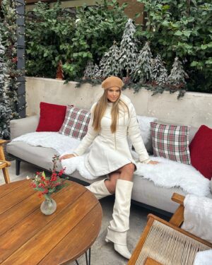 Lidia Santos Instagram - Feels like christmas ❄️🎄⛸️

Gracias @neutrogenaespana  por hacernos pasar un día mágico. 
.
.
.
#christmas #christmastime #december #neutrogena #goodvibes #madrid #neutrogenaknowsmewell #model #friends #love