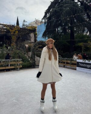 Lidia Santos Instagram - Feels like christmas ❄️🎄⛸️

Gracias @neutrogenaespana  por hacernos pasar un día mágico. 
.
.
.
#christmas #christmastime #december #neutrogena #goodvibes #madrid #neutrogenaknowsmewell #model #friends #love