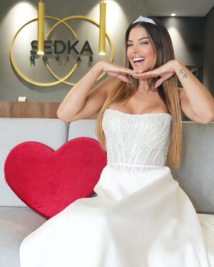 Lidia Santos Instagram - Chicas el otro día me sentí como una auténtica princesa de la mano de @sedka_novias. 
La nueva colección de @millanova es un sueño, por eso no dudéis en visitar sus instalaciones y dar con el vestido que siempre has soñado para ese día tan especial ✨✨✨
.
.
.
#milanova #weddingdress #publi #dreamscometrue #model #lidiasantos #sedkanovias