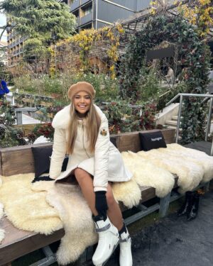 Lidia Santos Instagram - Feels like christmas ❄️🎄⛸️

Gracias @neutrogenaespana  por hacernos pasar un día mágico. 
.
.
.
#christmas #christmastime #december #neutrogena #goodvibes #madrid #neutrogenaknowsmewell #model #friends #love