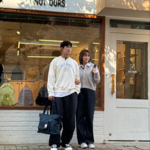 Lim La-la Instagram - 여러분❤️ 착한 기업들을 알리는 농카발굴단에 2년연속 MC로 저희 엔조이커플이 선정되었답니다!!🎉🎉
작년에 이어서 선한 기업을 소개해드리고
착한 컨텐츠 소비해주시는 분들께 선물도 드려서 뿌듯합니다😁
세번째 브랜드는 비건패션브랜드 낫아워스예요!
지금 농카발굴단 영상보고 이벤트 참여하시면 
총 34분께 제품 선물 드린다고하니까 많은관심부탁드려용~!

Hello, everyone! We’re honored to be the MCs for content that highlights ethical businesses 
for the second year in a row ❤️

Continuing from last year, we’re proud to introduce amazing socially responsible brands and share gifts with those who support ethical content consumption👏👏

Our third feature is the vegan fashion brand NOT OURS! Aren’t the clothes just gorgeous?

#엔조이커플 #농카발굴단 #2년연속MC
#감사합니다 #착한기업 #착한소비