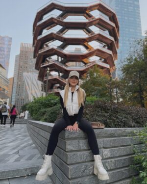Linda De Figueredo Instagram - Mis 20 fotos & videos favoritos de #NYC 🗽🫶🏻 

1) The Vessel @thevesselhudsonyards 
2) Paseando por High Line @highlinenyc 
3) Vista desde el hotel 
4) Desde el rooftop del hotel 🏙️ con vista al Empire State
5) Catedral de San Patricio (de las más bellas) @stpatrickscathedral 
6) Estatua de la Libertad 🗽en Ellis Island @statueoflibertyny 
7) Desde el ferry rumbo a Ellis Island
8) The Oculus (estación y centro comercial en el World Trade Center) 
9) Strawberry matcha 🍓 en @chachamatcha (de los miles matcha que tomé este fue unos de mis fav)
10 y 11) Empire State @empirestatebldg 
12) Vista desde el World Trade Center @wtc al Oculus, Memorial 911 y a Wall Street
13) una noche por Chelsea 
14) El mejor banana pudding 🤤 @magnoliabakery 
15) Puente de Brooklyn @brooklynbridgeig 
16) Cenando en @boucherienyc_ 👌🏻 
17) Pista de hielo del Rockefeller Center 🛼 @rockefellercenter 
18) Times Square @timessquarenyc 
19) Cenando en @opheliany 
20) Caminando por Soho