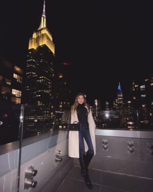 Linda De Figueredo Instagram - Mis 20 fotos & videos favoritos de #NYC 🗽🫶🏻 

1) The Vessel @thevesselhudsonyards 
2) Paseando por High Line @highlinenyc 
3) Vista desde el hotel 
4) Desde el rooftop del hotel 🏙️ con vista al Empire State
5) Catedral de San Patricio (de las más bellas) @stpatrickscathedral 
6) Estatua de la Libertad 🗽en Ellis Island @statueoflibertyny 
7) Desde el ferry rumbo a Ellis Island
8) The Oculus (estación y centro comercial en el World Trade Center) 
9) Strawberry matcha 🍓 en @chachamatcha (de los miles matcha que tomé este fue unos de mis fav)
10 y 11) Empire State @empirestatebldg 
12) Vista desde el World Trade Center @wtc al Oculus, Memorial 911 y a Wall Street
13) una noche por Chelsea 
14) El mejor banana pudding 🤤 @magnoliabakery 
15) Puente de Brooklyn @brooklynbridgeig 
16) Cenando en @boucherienyc_ 👌🏻 
17) Pista de hielo del Rockefeller Center 🛼 @rockefellercenter 
18) Times Square @timessquarenyc 
19) Cenando en @opheliany 
20) Caminando por Soho
