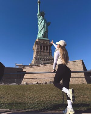 Linda De Figueredo Instagram - Mis 20 fotos & videos favoritos de #NYC 🗽🫶🏻 

1) The Vessel @thevesselhudsonyards 
2) Paseando por High Line @highlinenyc 
3) Vista desde el hotel 
4) Desde el rooftop del hotel 🏙️ con vista al Empire State
5) Catedral de San Patricio (de las más bellas) @stpatrickscathedral 
6) Estatua de la Libertad 🗽en Ellis Island @statueoflibertyny 
7) Desde el ferry rumbo a Ellis Island
8) The Oculus (estación y centro comercial en el World Trade Center) 
9) Strawberry matcha 🍓 en @chachamatcha (de los miles matcha que tomé este fue unos de mis fav)
10 y 11) Empire State @empirestatebldg 
12) Vista desde el World Trade Center @wtc al Oculus, Memorial 911 y a Wall Street
13) una noche por Chelsea 
14) El mejor banana pudding 🤤 @magnoliabakery 
15) Puente de Brooklyn @brooklynbridgeig 
16) Cenando en @boucherienyc_ 👌🏻 
17) Pista de hielo del Rockefeller Center 🛼 @rockefellercenter 
18) Times Square @timessquarenyc 
19) Cenando en @opheliany 
20) Caminando por Soho