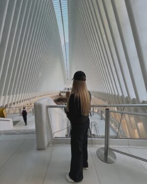 Linda De Figueredo Instagram - Mis 20 fotos & videos favoritos de #NYC 🗽🫶🏻 

1) The Vessel @thevesselhudsonyards 
2) Paseando por High Line @highlinenyc 
3) Vista desde el hotel 
4) Desde el rooftop del hotel 🏙️ con vista al Empire State
5) Catedral de San Patricio (de las más bellas) @stpatrickscathedral 
6) Estatua de la Libertad 🗽en Ellis Island @statueoflibertyny 
7) Desde el ferry rumbo a Ellis Island
8) The Oculus (estación y centro comercial en el World Trade Center) 
9) Strawberry matcha 🍓 en @chachamatcha (de los miles matcha que tomé este fue unos de mis fav)
10 y 11) Empire State @empirestatebldg 
12) Vista desde el World Trade Center @wtc al Oculus, Memorial 911 y a Wall Street
13) una noche por Chelsea 
14) El mejor banana pudding 🤤 @magnoliabakery 
15) Puente de Brooklyn @brooklynbridgeig 
16) Cenando en @boucherienyc_ 👌🏻 
17) Pista de hielo del Rockefeller Center 🛼 @rockefellercenter 
18) Times Square @timessquarenyc 
19) Cenando en @opheliany 
20) Caminando por Soho