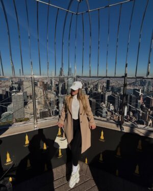 Linda De Figueredo Instagram - Mis 20 fotos & videos favoritos de #NYC 🗽🫶🏻 

1) The Vessel @thevesselhudsonyards 
2) Paseando por High Line @highlinenyc 
3) Vista desde el hotel 
4) Desde el rooftop del hotel 🏙️ con vista al Empire State
5) Catedral de San Patricio (de las más bellas) @stpatrickscathedral 
6) Estatua de la Libertad 🗽en Ellis Island @statueoflibertyny 
7) Desde el ferry rumbo a Ellis Island
8) The Oculus (estación y centro comercial en el World Trade Center) 
9) Strawberry matcha 🍓 en @chachamatcha (de los miles matcha que tomé este fue unos de mis fav)
10 y 11) Empire State @empirestatebldg 
12) Vista desde el World Trade Center @wtc al Oculus, Memorial 911 y a Wall Street
13) una noche por Chelsea 
14) El mejor banana pudding 🤤 @magnoliabakery 
15) Puente de Brooklyn @brooklynbridgeig 
16) Cenando en @boucherienyc_ 👌🏻 
17) Pista de hielo del Rockefeller Center 🛼 @rockefellercenter 
18) Times Square @timessquarenyc 
19) Cenando en @opheliany 
20) Caminando por Soho
