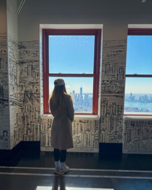 Linda De Figueredo Instagram - Mis 20 fotos & videos favoritos de #NYC 🗽🫶🏻 

1) The Vessel @thevesselhudsonyards 
2) Paseando por High Line @highlinenyc 
3) Vista desde el hotel 
4) Desde el rooftop del hotel 🏙️ con vista al Empire State
5) Catedral de San Patricio (de las más bellas) @stpatrickscathedral 
6) Estatua de la Libertad 🗽en Ellis Island @statueoflibertyny 
7) Desde el ferry rumbo a Ellis Island
8) The Oculus (estación y centro comercial en el World Trade Center) 
9) Strawberry matcha 🍓 en @chachamatcha (de los miles matcha que tomé este fue unos de mis fav)
10 y 11) Empire State @empirestatebldg 
12) Vista desde el World Trade Center @wtc al Oculus, Memorial 911 y a Wall Street
13) una noche por Chelsea 
14) El mejor banana pudding 🤤 @magnoliabakery 
15) Puente de Brooklyn @brooklynbridgeig 
16) Cenando en @boucherienyc_ 👌🏻 
17) Pista de hielo del Rockefeller Center 🛼 @rockefellercenter 
18) Times Square @timessquarenyc 
19) Cenando en @opheliany 
20) Caminando por Soho