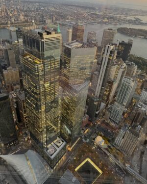 Linda De Figueredo Instagram - Mis 20 fotos & videos favoritos de #NYC 🗽🫶🏻 

1) The Vessel @thevesselhudsonyards 
2) Paseando por High Line @highlinenyc 
3) Vista desde el hotel 
4) Desde el rooftop del hotel 🏙️ con vista al Empire State
5) Catedral de San Patricio (de las más bellas) @stpatrickscathedral 
6) Estatua de la Libertad 🗽en Ellis Island @statueoflibertyny 
7) Desde el ferry rumbo a Ellis Island
8) The Oculus (estación y centro comercial en el World Trade Center) 
9) Strawberry matcha 🍓 en @chachamatcha (de los miles matcha que tomé este fue unos de mis fav)
10 y 11) Empire State @empirestatebldg 
12) Vista desde el World Trade Center @wtc al Oculus, Memorial 911 y a Wall Street
13) una noche por Chelsea 
14) El mejor banana pudding 🤤 @magnoliabakery 
15) Puente de Brooklyn @brooklynbridgeig 
16) Cenando en @boucherienyc_ 👌🏻 
17) Pista de hielo del Rockefeller Center 🛼 @rockefellercenter 
18) Times Square @timessquarenyc 
19) Cenando en @opheliany 
20) Caminando por Soho