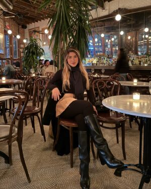 Linda De Figueredo Instagram - Mis 20 fotos & videos favoritos de #NYC 🗽🫶🏻 

1) The Vessel @thevesselhudsonyards 
2) Paseando por High Line @highlinenyc 
3) Vista desde el hotel 
4) Desde el rooftop del hotel 🏙️ con vista al Empire State
5) Catedral de San Patricio (de las más bellas) @stpatrickscathedral 
6) Estatua de la Libertad 🗽en Ellis Island @statueoflibertyny 
7) Desde el ferry rumbo a Ellis Island
8) The Oculus (estación y centro comercial en el World Trade Center) 
9) Strawberry matcha 🍓 en @chachamatcha (de los miles matcha que tomé este fue unos de mis fav)
10 y 11) Empire State @empirestatebldg 
12) Vista desde el World Trade Center @wtc al Oculus, Memorial 911 y a Wall Street
13) una noche por Chelsea 
14) El mejor banana pudding 🤤 @magnoliabakery 
15) Puente de Brooklyn @brooklynbridgeig 
16) Cenando en @boucherienyc_ 👌🏻 
17) Pista de hielo del Rockefeller Center 🛼 @rockefellercenter 
18) Times Square @timessquarenyc 
19) Cenando en @opheliany 
20) Caminando por Soho