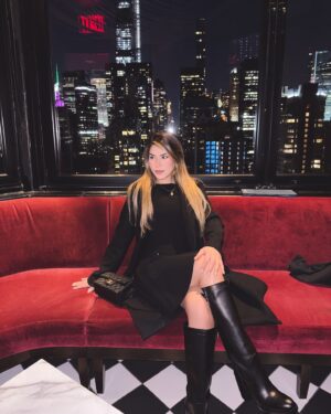 Linda De Figueredo Instagram - Mis 20 fotos & videos favoritos de #NYC 🗽🫶🏻 

1) The Vessel @thevesselhudsonyards 
2) Paseando por High Line @highlinenyc 
3) Vista desde el hotel 
4) Desde el rooftop del hotel 🏙️ con vista al Empire State
5) Catedral de San Patricio (de las más bellas) @stpatrickscathedral 
6) Estatua de la Libertad 🗽en Ellis Island @statueoflibertyny 
7) Desde el ferry rumbo a Ellis Island
8) The Oculus (estación y centro comercial en el World Trade Center) 
9) Strawberry matcha 🍓 en @chachamatcha (de los miles matcha que tomé este fue unos de mis fav)
10 y 11) Empire State @empirestatebldg 
12) Vista desde el World Trade Center @wtc al Oculus, Memorial 911 y a Wall Street
13) una noche por Chelsea 
14) El mejor banana pudding 🤤 @magnoliabakery 
15) Puente de Brooklyn @brooklynbridgeig 
16) Cenando en @boucherienyc_ 👌🏻 
17) Pista de hielo del Rockefeller Center 🛼 @rockefellercenter 
18) Times Square @timessquarenyc 
19) Cenando en @opheliany 
20) Caminando por Soho
