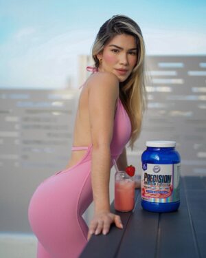 Linda De Figueredo Instagram - Pretty in pink, powered by strawberry protein from @hitechpharma 🍓🩷

#pink #fitspo #motivation #gym #saturday