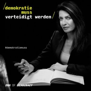 Linda Zervakis Instagram - #demokratiemuss menschlich sein. 

Gerade in diesen Tagen bekommt man das Gefühl, dass viele von uns vergessen haben, was für ein großes Privileg es ist, als Mensch in einer freiheitlichen, demokratischen Gesellschaft leben zu dürfen.
 Um daran zu erinnern und als Gesellschaft besser zu werden, hat die gemeinnützige Initiative #DNAofDemocracy ein besonderes Buchprojekt gestartet, das ihr über ein Crowdfunding auf @startnext gerne unterstützen könnt. 

146 Menschen setzen als Co-Autor:innen ihre Impulse und Ideen für ein besseres Miteinander handschriftlich auf einer Seite dieses Buches in Szene. Dabei werden Portraits und Filmaufnahmen erstellt und Interviews geführt. Das Original-Buch mit den handschriftlichen Manuskripten bekommt übrigens einen festen Platz in der Deutschen Nationalbibliothek, bevor es als multimediales Projekt politischer Bildung gemeinnützig von CORRECTIV verlegt wird.

Neben wunderbaren Menschen und vielen weiteren durfte auch ich meinen Impuls auf eine Seite des Buches formulieren. 

Es ist mir eine große Ehre, mit meinem Thema Teil dieses Projekts zu sein, denn mir ist es wichtig, dass wir uns alle daran erinnern und zurückbesinnen, würdevoll miteinander umzugehen – ganz gleich ob auf Social Media, in der U-Bahn oder im Restaurant. Menschlichkeit ist der Grundbaustein der Demokratie, und Menschlichkeit fängt in Sprache und Umgangston an.

Vor 75 Jahren besiegelte Konrad Adenauer unser Grundgesetz – mit Stift und Tinte. Es ist die DNA unserer Demokratie. Getragen von der Unantastbarkeit der Menschenwürde und unserer Grundrechte sichert es unser freiheitliches Zusammenleben und unsere menschlichen Werte. Daran festzuhalten und unsere Demokratie zu bewahren, ist unser aller Auftrag.

Vielen Dank stellvertretend an @daniel_kolller, @baldessarinistudio, @wigansalazar und @melanie.probandt – stellvertretend für die über 50 Menschen und Organisationen, die das Projekt ehrenamtlich vorantreiben. @dna_of_democracy