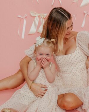 Lindsay Arnold Instagram - Happy Valentine's Day 💕💕 I will cherish these photos with my sweet girls forever 🫶🏻 

@ambitcreative 

#momanddaughters #girlmom #mommyandme