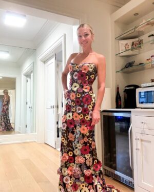 Lindsay Czarniak Instagram - Which gown would you choose? One is my favorite color, one is super fun flowy and one is a Taylor Swift throwback floral. Eclipse Awards this year are in West Palm Beach and I can't wait to cohost and celebrate the best of the past year In horse racing! Thx @janetmandell for such great options! #NTRA #horses #horseracing #thoroughbreds #thoroughbred #awards