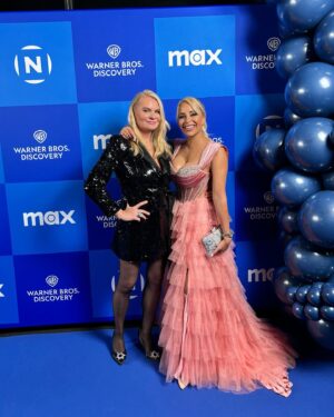 Linni Meister Instagram - Hei kjære insta-fam✨💓

De siste 5 ukene har jeg vært på tv-innspilling for et nytt tv-program som skal hete «Først til verdens ende». 

Vi er 4 par som skal klare å navigere oss fra Marrakesh i Marokko til Verdens Ende i Norge. Vi får ikke benytte oss av moderne hjelpemidler som smarttelefon, bankkort og fly, og har i tillegg et svært lavt dagsbudsjett vi må klare oss på🤯

Jeg var på lag med min fantastiske venninne @miagundersen_nr1 💃🏼💃🏼 De andre lagene består av @lothepus og datteren @idalot / @ronnybaa og @markusneby / og @clas_brede og sønnen @effectivated 💪🏽
Vi kommer til å vise oss fra alle sider😅 Seerne får være med oss på både oppturer og nedturer, og kommer nok til å føle med oss til tider🥹😅🙏🏽 Det blir mye latter, tårer, blod, svette og litt diskusjoner. 

Bare å glede seg til galskapen begynner 😁🎒🌍🌏🚂🚞🚎🚕🏃‍♂️‍➡️💨🏃‍♀️‍➡️🚏⛈️☀️💸😭🤬😂💃🏼❤️💃🏼

Bildene over er fra @warnerbrosnorge / @tvnorge sin fantastiske vårlanseringen ✨💙