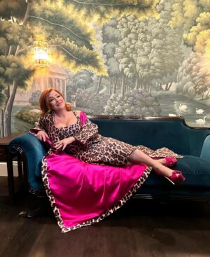 Lisa Ann Walter Instagram - GG parties. 
In the works for the big event tonight but had to share this look. So fun. 
So mobwife
So many compliments for the fit and for our wonderful show, #AbbottElementary
.
Dress & Coat: @sachinandbabi 
Bag:  @ahikozaofficial
Jewels:  @anabelachan 
Style:  @miss_kellyjohnson 
Hair: @dvohair 
MU: @adamchristophermakeup
Last photo courtesy @alexberliner