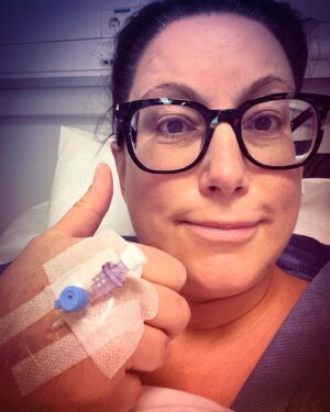 Lisa Nilsson Instagram - Sisådärja! Nyvaken i en strut. Smidigare op än befarat. Tänk vad de kan… Lagad och tacksam. Pjäxa och smärtlindring. Frullad och ombytt. Snart hämtad av bonusmor. 

Skön sövning.. Drömde under narkosruset att kirurgen styrde upp hela Gaza.. (! No preassure 😅) 
Nu är det back to obarmhärtiga verkligheten.
Man kan inte få allt. Men ”varje resa på tusen mil börjar med ett enda (nyopererat) steg”. 

Tänker på alla kirurgingrepp som utförts på barn i Gaza - utan anestesi, utan dubbla antiseptiska duschar, utan sköna kuddar och värmefilt, utan uppvak med renklämma och te… Amputeringar. Traumatiserade barn och kirurger. Utan ett hem att återvända till. Utan föräldrar vid sin sida. Liv begravda under rasmassor. 

Min operation är en trygg spaupplevelse. När jag skjutsas hem är vägarna släta och nysopade. 
Och hemma väntar ett välfyllt kylskåp, el, wifi och rena lakan.