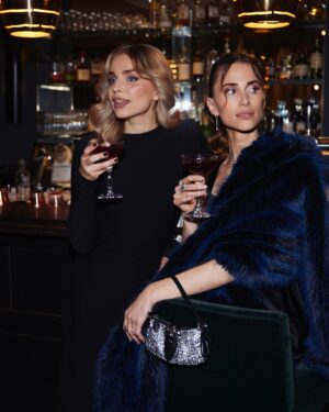 Lize Feryn Instagram - 🥂Met mijn talentvolle Single Bells zusje💕 @julievandensteen 

SINGLE BELLS, vanaf 9 dec elke weekdag op @vtm.be of nu al te bingen op @streamz.be 🎄

📷 @dirkalexanderphotography voor @billie.be 
@marlienechelpoels @sabinepeeters @farahelbastani