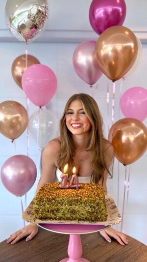 Lorena Queiroz Instagram - “Hoje é meu aniversário
E o meu nome é Lorena”

PARABÉNS PRA MIMMMM!! Chegou dia 22/02 e eu só tenho a agradecer a Deus por mais um ano cheio de felicidade, conquista, muitas realizações! To amando ver o carinho de todo mundo me mandando mensagens, obrigada por tudo!! Amo vocêssss 💕🎉🎂