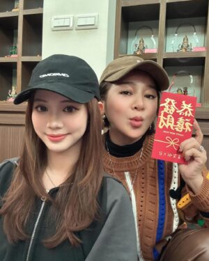 Lotus Wang Instagram - 第一次收到大女兒 #Stacy庭庭 的過年紅包🧧
娘偶感動紅了眼眶😂
爸爸更誇張落淚🤣
謝謝寶貝❤️
滿滿的愛🥰
願所有一切都美好🥳
2025新年快樂❤️

#願你我吉祥如意
#我是保庇天后
#我是天選之女
#刻在我心底的名字
#珍惜當下
#蛇出來了