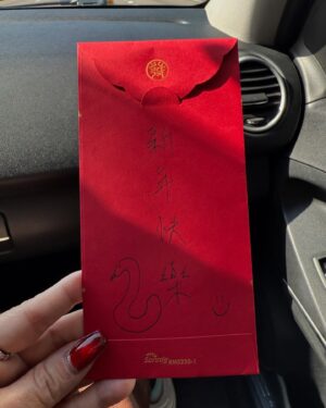 Lotus Wang Instagram - 第一次收到大女兒 #Stacy庭庭 的過年紅包🧧
娘偶感動紅了眼眶😂
爸爸更誇張落淚🤣
謝謝寶貝❤️
滿滿的愛🥰
願所有一切都美好🥳
2025新年快樂❤️

#願你我吉祥如意
#我是保庇天后
#我是天選之女
#刻在我心底的名字
#珍惜當下
#蛇出來了
