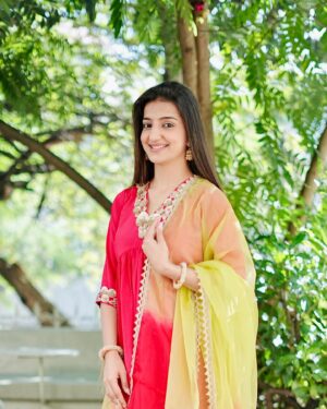 Loveleen Kaur Sasan Instagram - Loving the bright hues of this @rangrezz.wears set ✨🌺