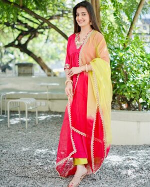 Loveleen Kaur Sasan Instagram - Loving the bright hues of this @rangrezz.wears set ✨🌺