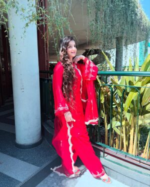 Loveleen Kaur Sasan Instagram - Wearing : @lavanyathelabel 🤩✨

Stunningly hand crafted! ✨

🛍️ www.lavanyathelabel.com