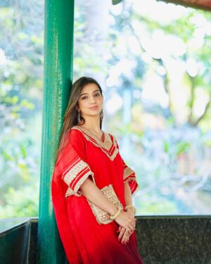 Loveleen Kaur Sasan Instagram - Ombré kaftan by @fashionfloorindia in the prettiest colour 🤎

Outfit: @fashionfloorindia 
Jutti: @tradition_meets_trends 
📸: @thephotography.guru