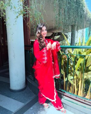 Loveleen Kaur Sasan Instagram - Wearing : @lavanyathelabel 🤩✨

Stunningly hand crafted! ✨

🛍️ www.lavanyathelabel.com