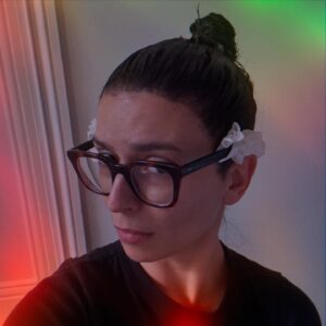 Lucie Bernardoni Instagram - Bon, ben voilà…. 
J’ai 38 ans, et le plus important est de faire attention à son image à cet âge. 😅

Cette photo résume tout. 
Plus que 20 minutes de pose pour ma couleur. 
Remarquons ces élégants mouchoirs de protection pour mes lunettes. 

#fashionweekparis (n’hésitez pas à me contacter ) 

Bisous. 
Trêve de plaisanteries. Merci pour vos nombreux messages. 🎈🙏🏻