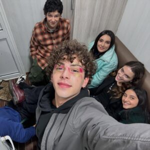 Ludovica Nasti Instagram - Grazie,Grazie per avermi dato l’opportunità di conoscere persone meravigliose.
Che porterò nel cuore per sempre.
Semplicemente grazie.
Un’altra esperienza giunta al termine, piena piena di emozioni.
VI AMO.
Ci vediamo tra un po’..😉♥️

@lucaminiero N1

@_madentertainment_ @rai1official @jules.lucien @lori_loli_roli 
“Come un padre”