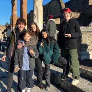 Ludovica Nasti Instagram - Grazie,Grazie per avermi dato l’opportunità di conoscere persone meravigliose.
Che porterò nel cuore per sempre.
Semplicemente grazie.
Un’altra esperienza giunta al termine, piena piena di emozioni.
VI AMO.
Ci vediamo tra un po’..😉♥️

@lucaminiero N1

@_madentertainment_ @rai1official @jules.lucien @lori_loli_roli 
“Come un padre”