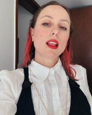 Luisa Clasen Instagram - Começando o ano com filmaço e lookinho g0thiKa combinando. Mais de 100 anos depois, acho que é o tempo certo pra um remake, né? #nosferatu