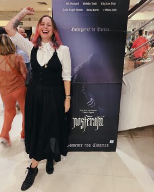 Luisa Clasen Instagram - Começando o ano com filmaço e lookinho g0thiKa combinando. Mais de 100 anos depois, acho que é o tempo certo pra um remake, né? #nosferatu