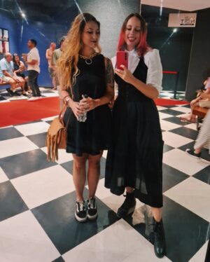 Luisa Clasen Instagram - Começando o ano com filmaço e lookinho g0thiKa combinando. Mais de 100 anos depois, acho que é o tempo certo pra um remake, né? #nosferatu