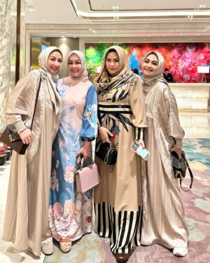 Lulu Zakaria Instagram - Di acara @ifa.indonesiafashionaesthetic semalam bersama Kesayanganku 🪸🪸
@hapsarianissa29 
@lucky_resha 
@luluzakaria70