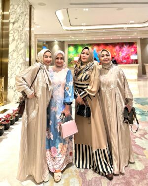 Lulu Zakaria Instagram - Di acara @ifa.indonesiafashionaesthetic semalam bersama Kesayanganku 🪸🪸
@hapsarianissa29 
@lucky_resha 
@luluzakaria70